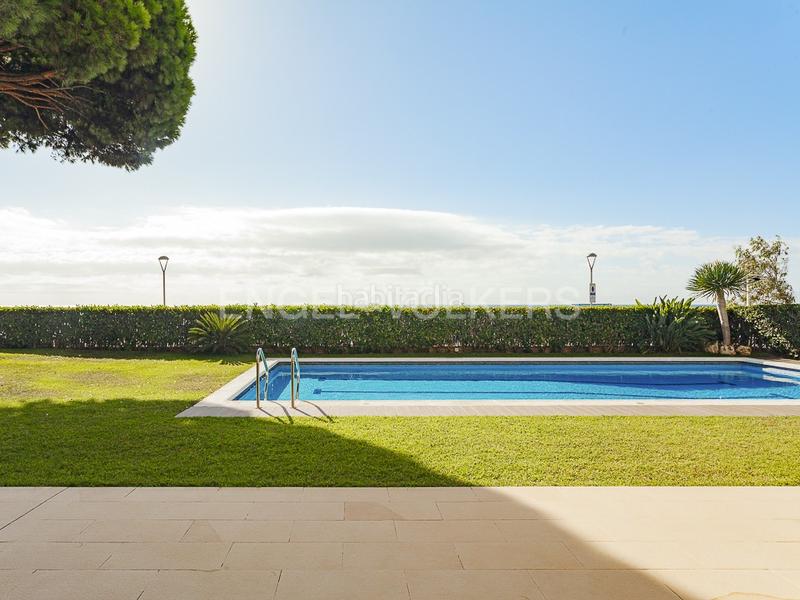Foto ff25baa4-d2cf-495d-a158-d821b7ecc488. Alquiler apartamento espectacular piso en primera línea de mar en Caldes d´Estrac