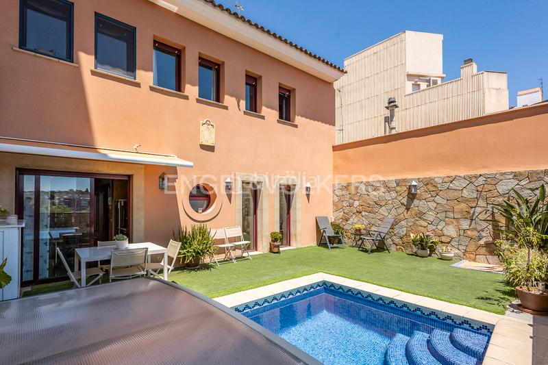 Foto ebd0fa4a-5605-4646-8b34-0c8f21fd5f43. Casa magnífica casa con ascensor, piscina y gran garaje. en Vendrell (El)