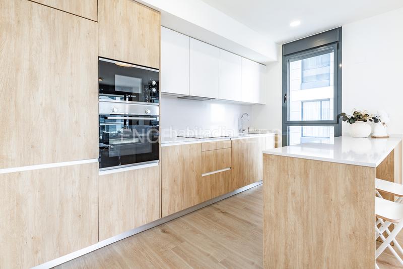 Foto b3f3b731-d279-42e9-979b-817e507a5f79. Alquiler apartamento exclusivo piso nuevo frente al mar. en Badalona