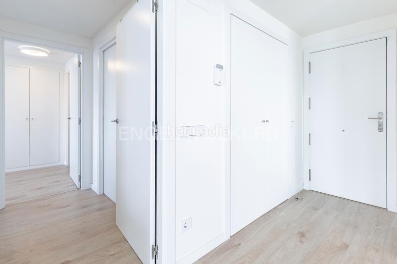 Foto bf9b27dc-ec88-4686-afb2-5febf40b4e3f. Alquiler apartamento exclusivo piso nuevo frente al mar. en Badalona