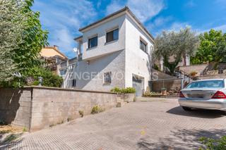 Casa a Cànoves i Samalús. Encantadora casa con piscina en urbanización junto a cardedeu