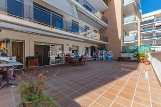 Appartement à Montornès del Vallès. Piso con gran terraza y piscina en montornès