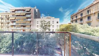 Appartement à El Camp de l´Arpa del Clot. Piso reformado con terraza y excelentes acabados en rosselló