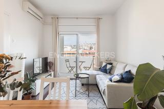 Apartament a Barri de les Corts. Piso alto de 4 habitaciones en les corts