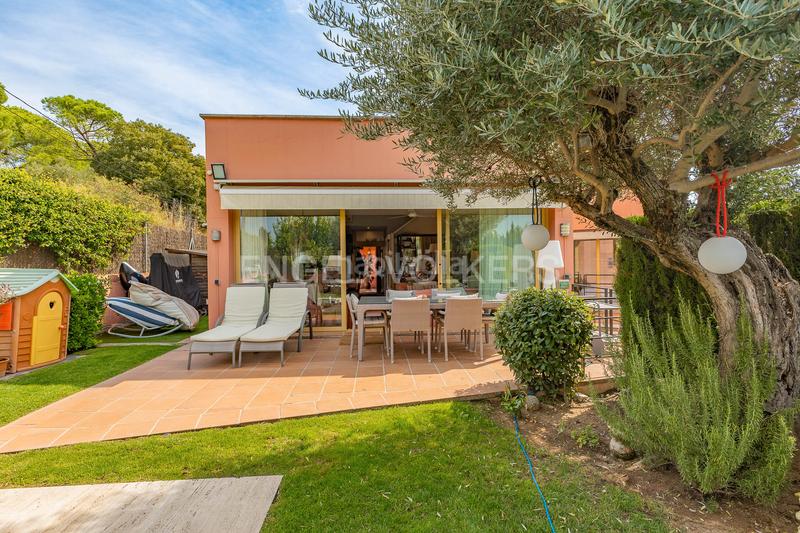 Foto 1e139d8f-6670-4145-80e5-71a9ea465e7e. Casa amb calefacció aparcament piscina a Valldoreix Sant Cugat del Vallès