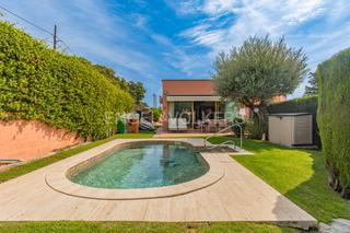Haus in Valldoreix. Acogedora casa con amplio jardín y piscina en valldoreix
