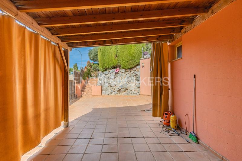 Foto f88975c6-5c02-4490-a950-bcb88fe3e262. Casa amb calefacció aparcament piscina a Valldoreix Sant Cugat del Vallès