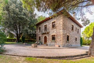 Bauernhof in Tona. Impresionante y exclusiva villa única en tona