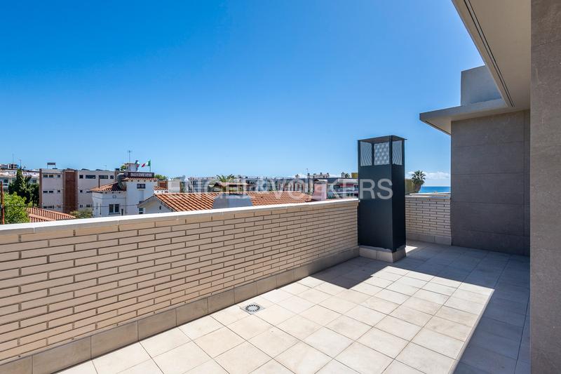 Foto 13e24f75-3444-4c9d-aea5-ff88459bec9c. Alquiler casa obra nueva en paseo maritimo en Baixador Castelldefels