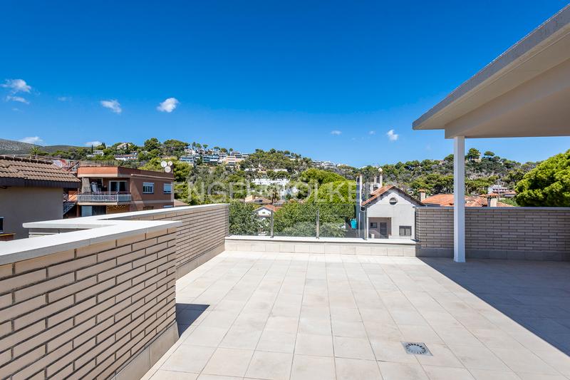 Foto 22ec7216-59b9-4d48-85e0-e83a6a755c3c. Alquiler casa obra nueva en paseo maritimo en Baixador Castelldefels