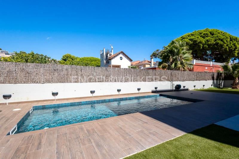 Foto 42148f69-c4d0-45ec-a152-eadf18c00d20. Alquiler casa obra nueva en paseo maritimo en Baixador Castelldefels