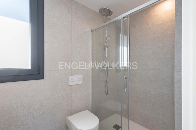 Foto 5a29b079-0889-4865-a724-45c5aa4d751a. Alquiler casa obra nueva en paseo maritimo en Baixador Castelldefels