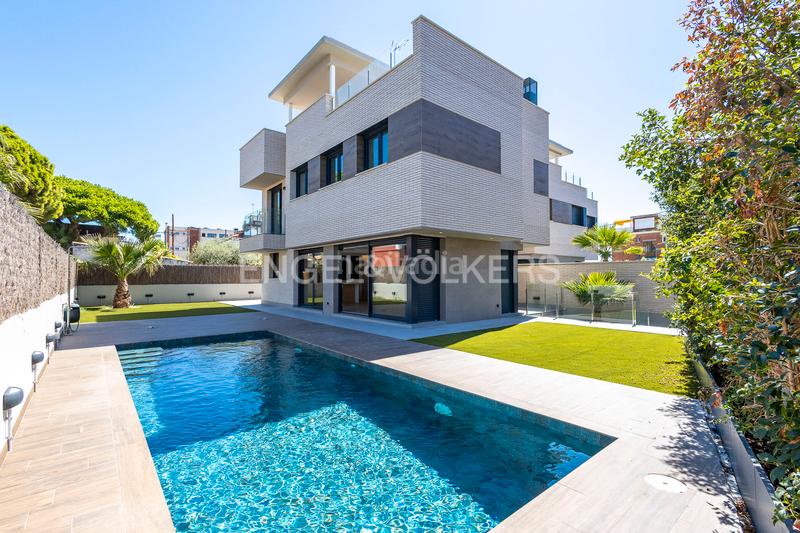 Foto 683e6d8c-8619-4751-9fe0-b67245f73cc8. Alquiler casa obra nueva en paseo maritimo en Baixador Castelldefels