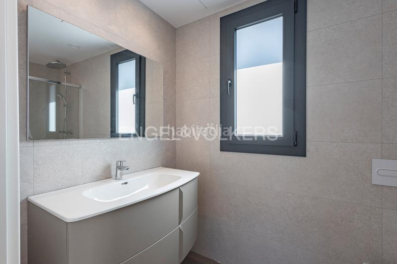 Foto 8995c390-64e7-4000-b2e1-29c8ae50fe9e. Alquiler casa obra nueva en paseo maritimo en Baixador Castelldefels