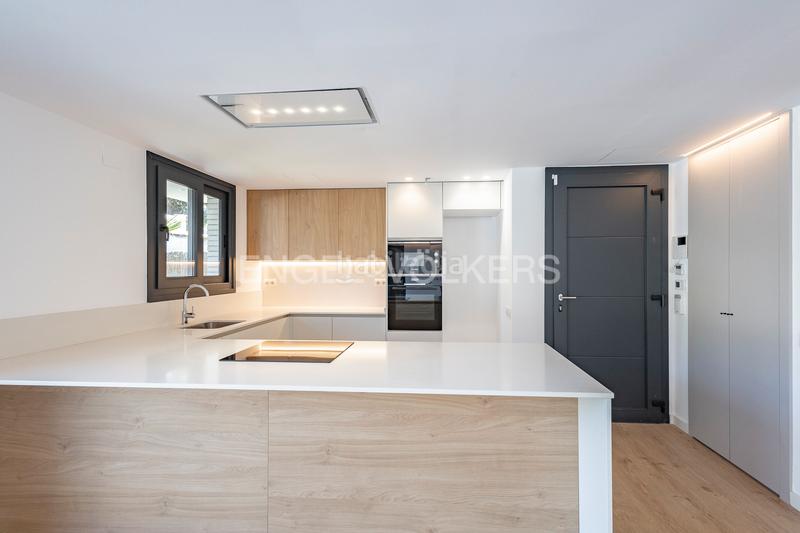 Foto b61cceec-6ad9-4ff5-a528-e31d5b79bce5. Alquiler casa obra nueva en paseo maritimo en Baixador Castelldefels