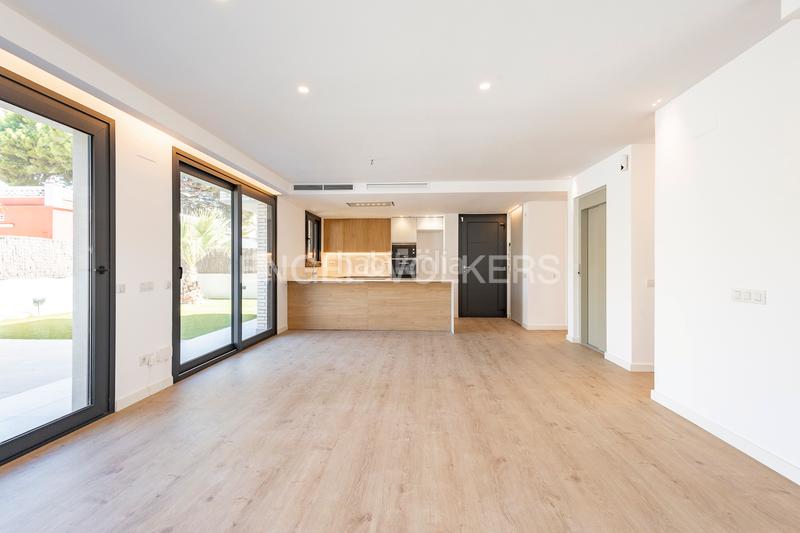 Foto e5987227-181b-406d-9fe8-24d9a65d89df. Alquiler casa obra nueva en paseo maritimo en Baixador Castelldefels