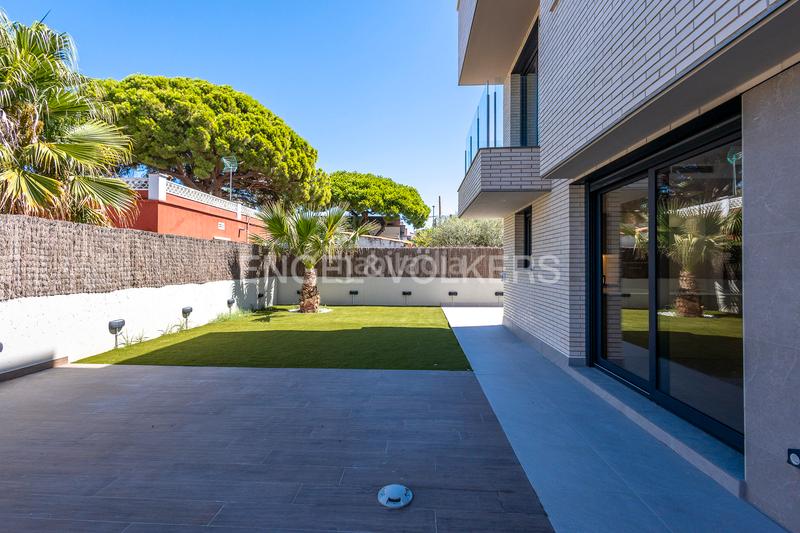 Foto e634617f-4124-4bc1-9064-5f23eca48cdc. Alquiler casa obra nueva en paseo maritimo en Baixador Castelldefels