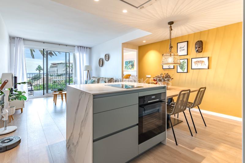 Foto 7d5249fb-23d1-40e5-84c4-462e56a55317. Alquiler apartamento magnífico piso reformado en primera línea de mar en Sitges