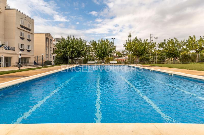 Foto f0669524-3f01-42e3-b13e-899b7f43d7bf. Lloguer apartament amb calefacció aparcament piscina a Sitges
