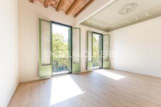 Apartamento en Dreta de l´Eixample. Amplio apartamento reformado al lado de calle girona