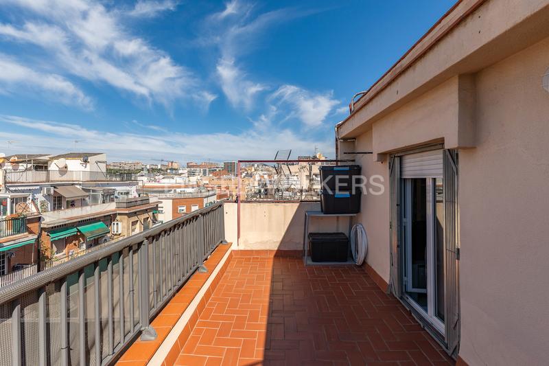 Foto 4088582c-4c06-44f0-9e9c-ae786ecbf1c1. Ático maravilloso y funcional ático dúplex con 2 terrazas en Hospitalet de Llobregat (L´)