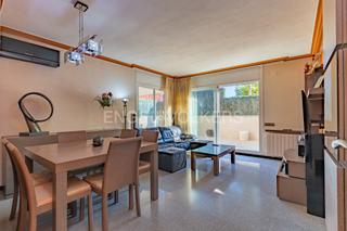 Apartament a Can Llong. Palnta baja reformada con 2 pk, trastero y zona comunitaria