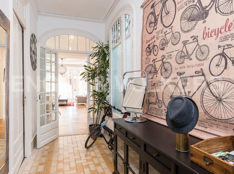 Foto ba564d7f-8536-4bf4-b508-bc557485fd57. Alquiler apartamento encantador piso temporal en eixample dreta en Barcelona