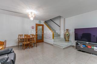 Maison à Vinyets-Molí Vell. Adosada en el centro de sant boi  amplia, céntrica y con jardín