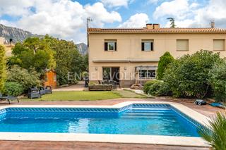 Alquiler Casa en Collbató. Casa única en collbató, jardín y piscina privada.