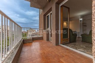 Attique à Eixample. Piso con terraza cerca de la rambla