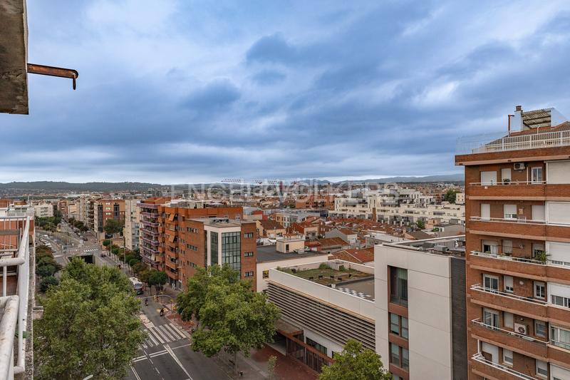 Foto 8cbbfbed-051c-4cca-b01f-c1359501d28c. Àtic amb calefacció aparcament a Eixample Sabadell