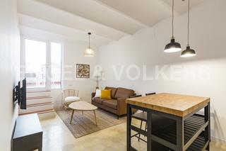 Rent Penthouse in El Poble Sec - Parc de Montjuïc. Bonito ático reformado con gran terraza y luminoso salón