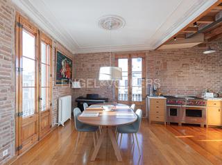 Lloguer Apartament a St. Pere - Sta. Caterina - El Born. Luminoso  piso amueblado en el born