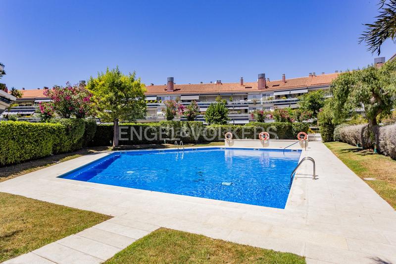 Foto cf8a248d-470f-49f5-86e0-17b9b0fa0776. Alquiler apartamento precioso piso junto al mar en Sitges