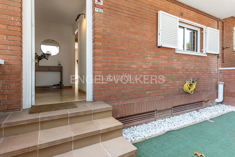 Foto 8ff17231-ad82-4ecd-8c47-d330e5a8dd7f. Casa adossada amb calefacció aparcament a Bufalà Badalona