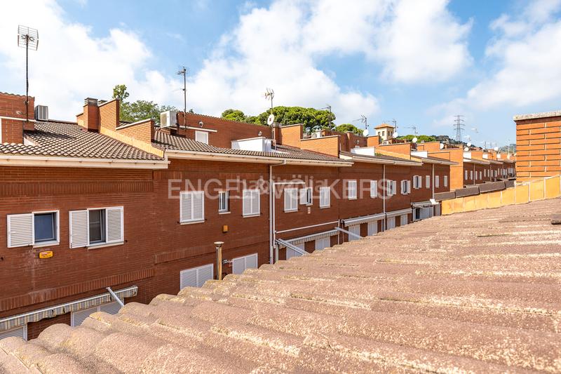 Foto d388f2ad-76e5-4c5e-8dae-02f04510d2c7. Casa adossada amb calefacció aparcament a Bufalà Badalona