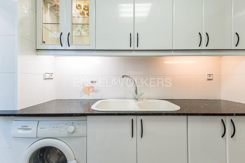 Foto 2147d71f-8a63-4bb3-81d7-d60223d33600. Apartamento piso alto y luminoso a pasos de virrei amat en Barcelona