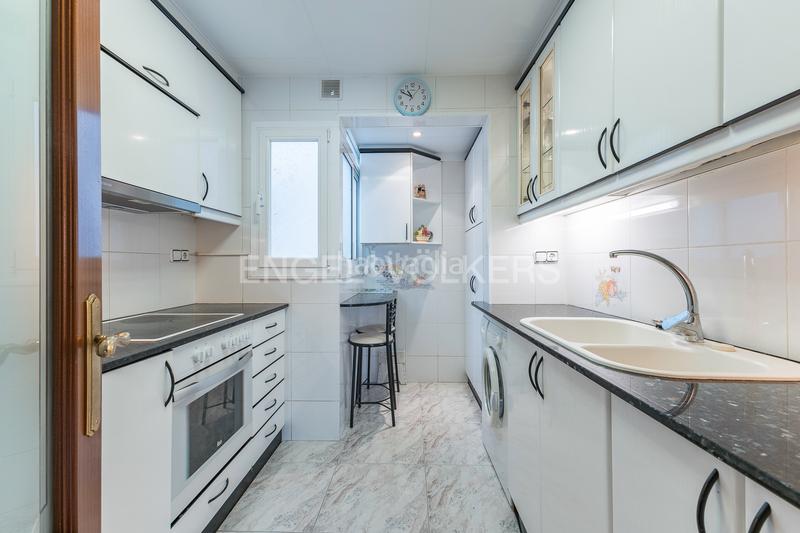 Foto 265efd0c-cdf4-46a5-b5bd-d28ff7fc8e73. Apartamento piso alto y luminoso a pasos de virrei amat en Barcelona