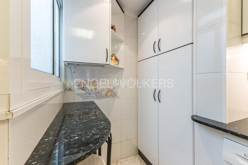 Foto 921e4d25-e233-493b-ba1e-45fc61c23342. Apartamento piso alto y luminoso a pasos de virrei amat en Barcelona