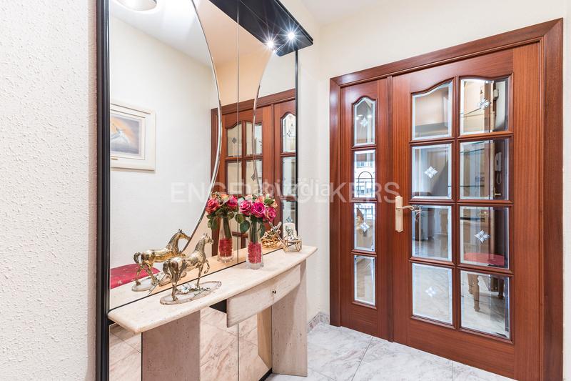 Foto b95a0cb5-6d72-4914-b8e4-8a43dbdb8896. Apartamento piso alto y luminoso a pasos de virrei amat en Barcelona