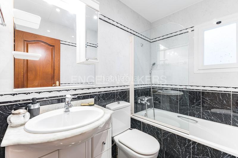 Foto c24a8c41-5a71-4a49-bd89-a0b0d41a0587. Apartamento piso alto y luminoso a pasos de virrei amat en Barcelona