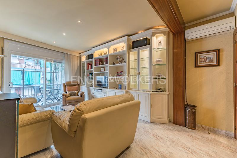 Foto ea6e7bfa-7387-4ac2-b1bb-5122f06aaeb1. Apartamento piso alto y luminoso a pasos de virrei amat en Barcelona