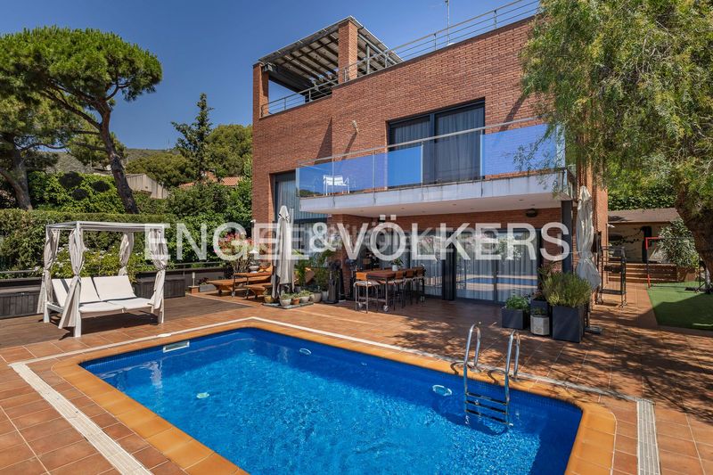 Foto 0ecdf997-9195-4f27-9533-f4152b322ad8. Casa amb calefacció aparcament piscina a Montmar Castelldefels