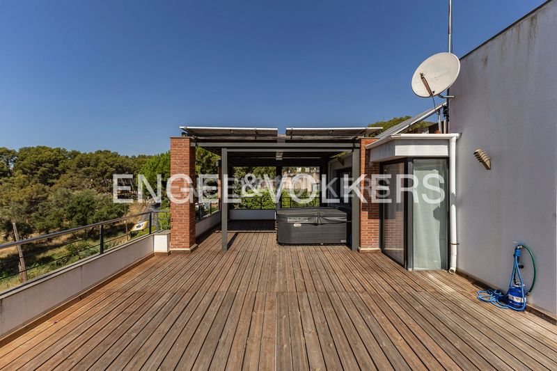 Foto 787ec1ec-43a2-436a-b4b8-3558053b55a2. Casa amb calefacció aparcament piscina a Montmar Castelldefels