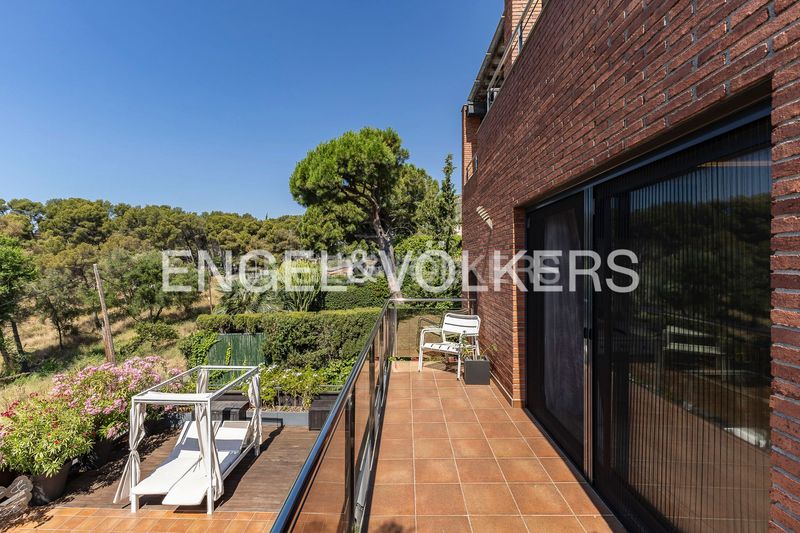 Foto b12447ed-1e0a-4a63-bd98-288089e0dbb7. Casa amb calefacció aparcament piscina a Montmar Castelldefels