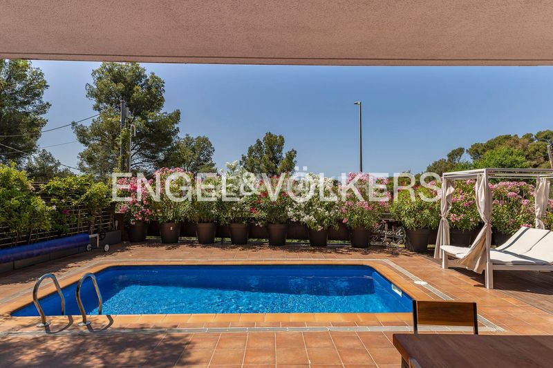 Foto e2664096-4ae2-4ce7-b8eb-d5cbd87cadf8. Casa amb calefacció aparcament piscina a Montmar Castelldefels