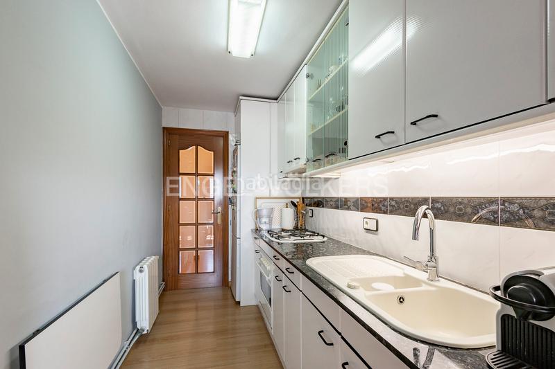 Foto aec96c1b-a4f7-4a8d-9e38-eea78cb53c4f. Apartament amb calefacció aparcament a Montesa Esplugues de Llobregat