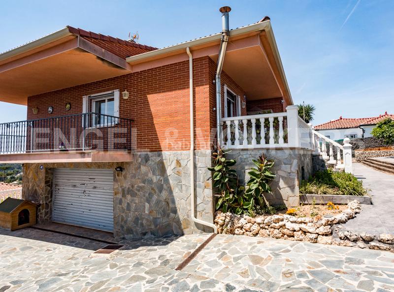 Foto 3332ea7f-d407-467d-91b1-596df0b1d716. Casa con riscaldamento parcheggio in costa Cunit - els jardins - els rosers Cunit