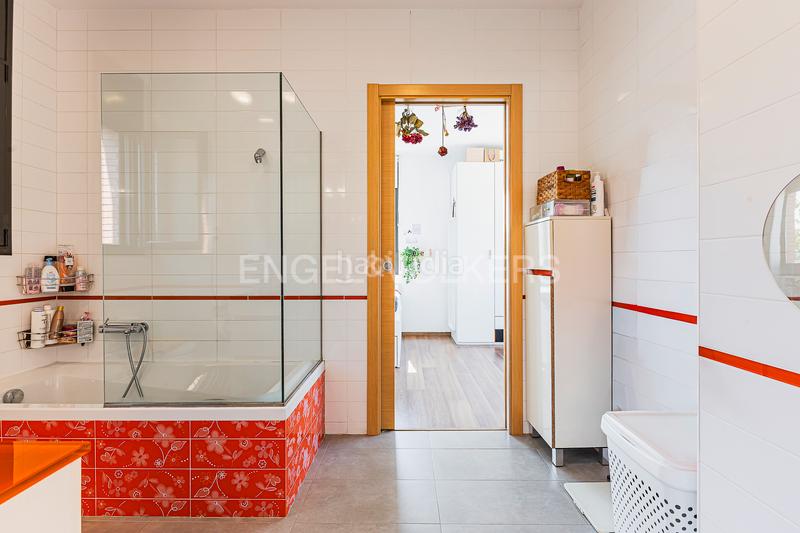 Foto cf0d5e6f-54e9-4ea0-8cad-1dee98da36c3. Casa amb calefacció aparcament a Els Avets-Can Serrafossà-Ximelis Rubí