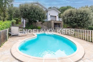 Maison à Santa Maria de Corcó. Casa unifamiliar con piscina y jardín en lesquirol
